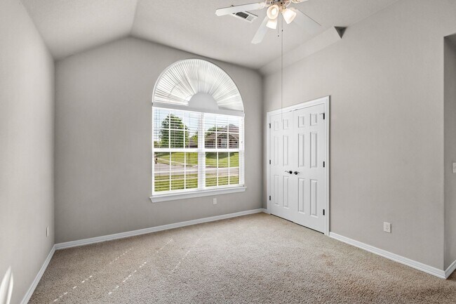 Building Photo - Charming 3-Bed, 2-Bath Home with 3-Car Garage & Fenced Yard