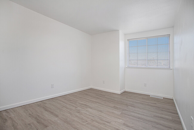 Building Photo - 390 Zachary Dr