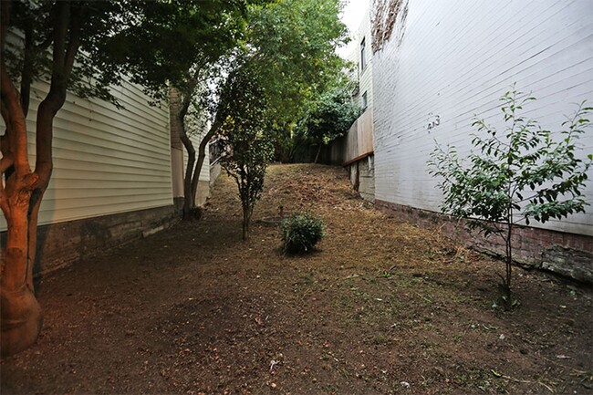 Building Photo - Nob Hill, two-story 4BR/1.5BA Single famil...