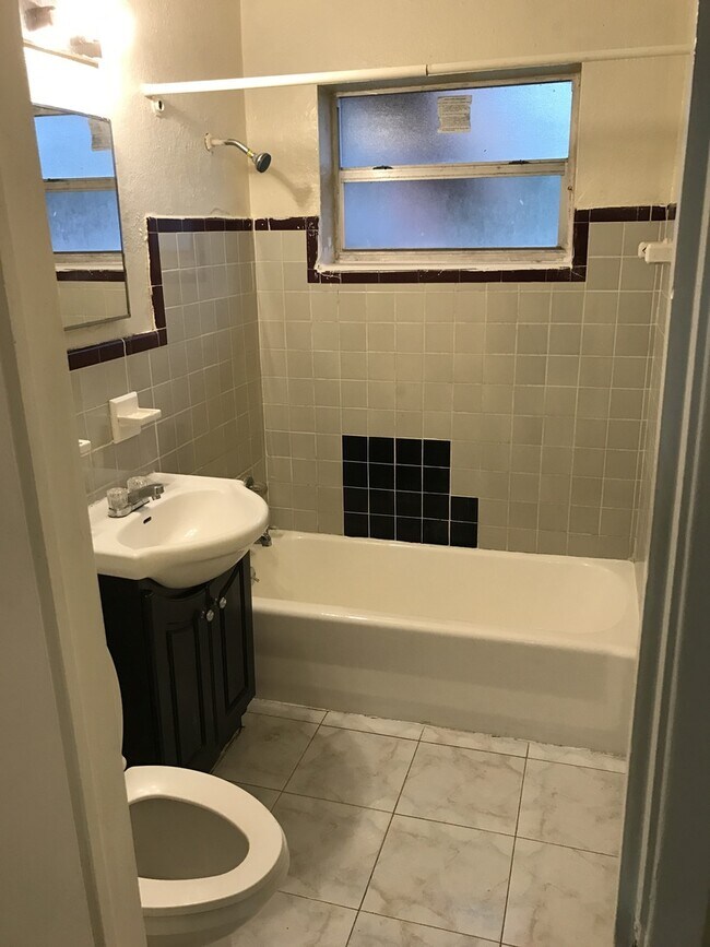 Building Photo - Nice 4-2 House with Central AC & Backyard