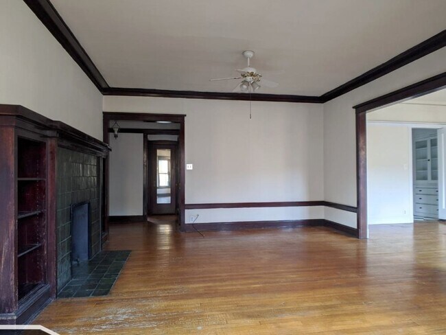 Building Photo - 2426 N Sawyer Ave