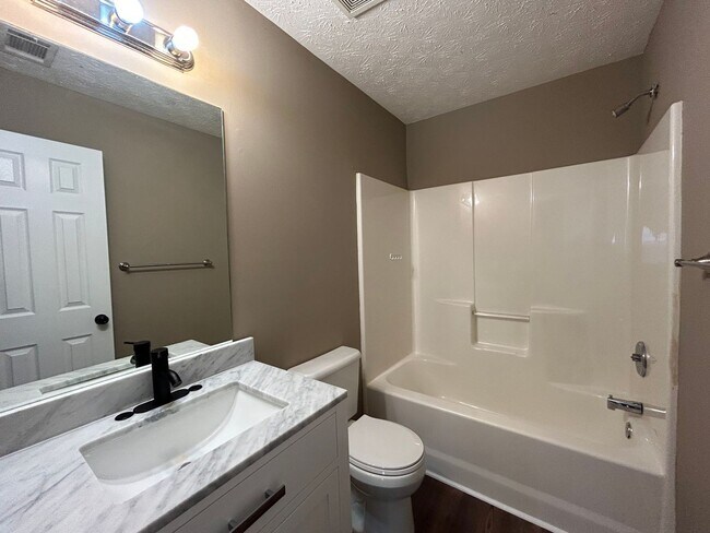 Building Photo - 1536 Ravens Run - Recently Renovated! Bran...
