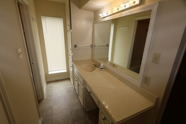 Building Photo - 15819 Spruce Point Dr