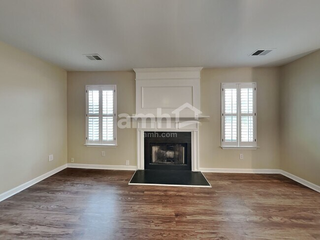 Building Photo - 200 Crossview Dr