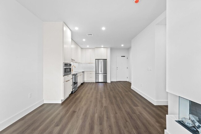 Building Photo - 2 Bedroom Corner-Unit with Wooded Balcony ...