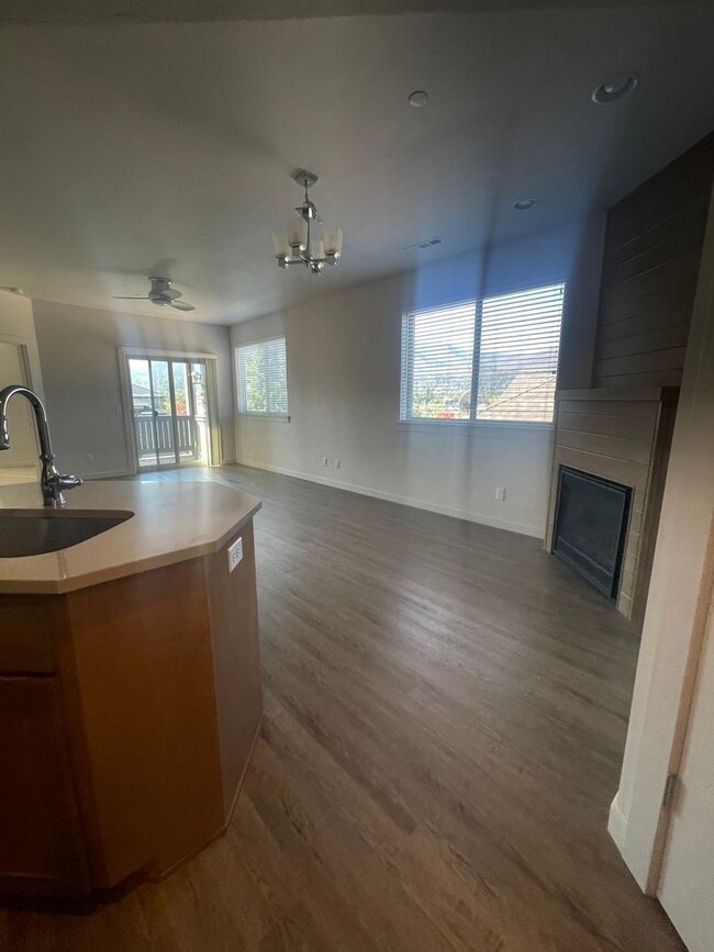 Building Photo - Newer & Beautiful 2bd/2bth condo in Ashland