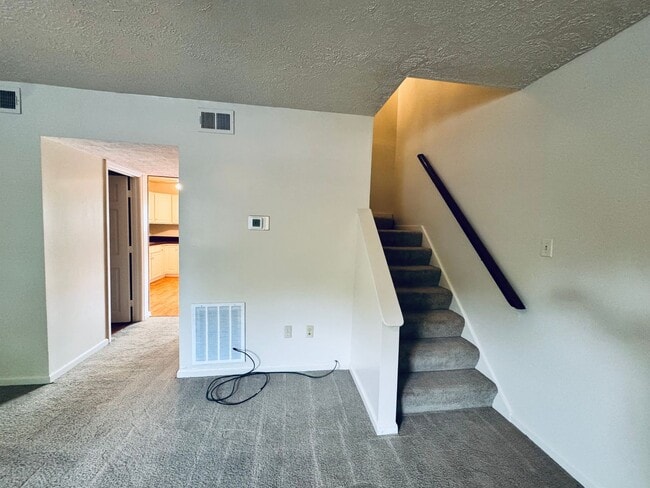 Building Photo - Comfort and Convenience