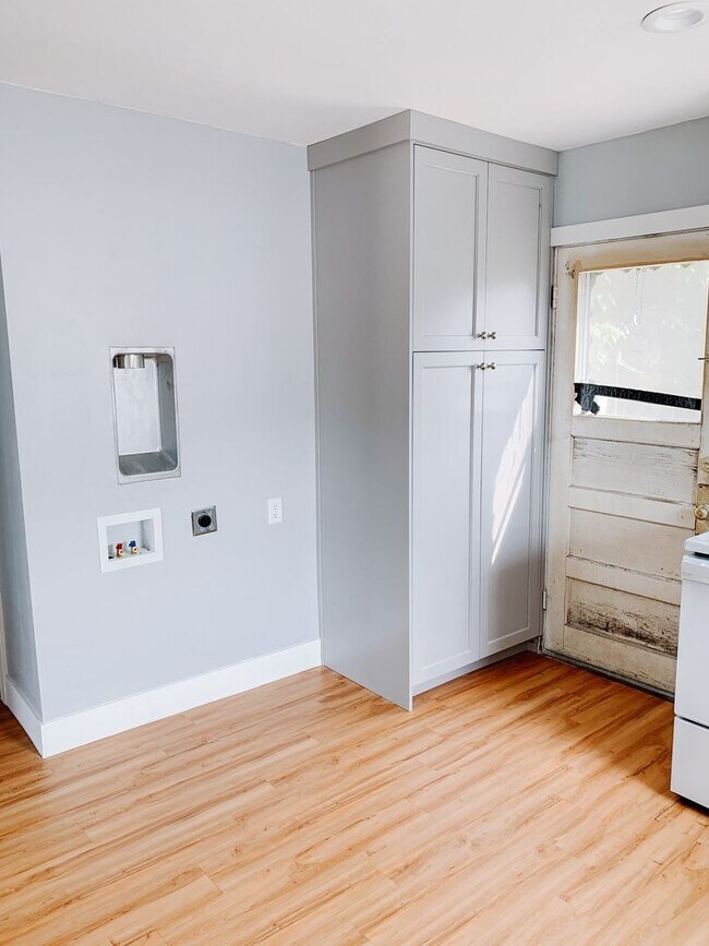 Building Photo - Updated Cozy Cottage