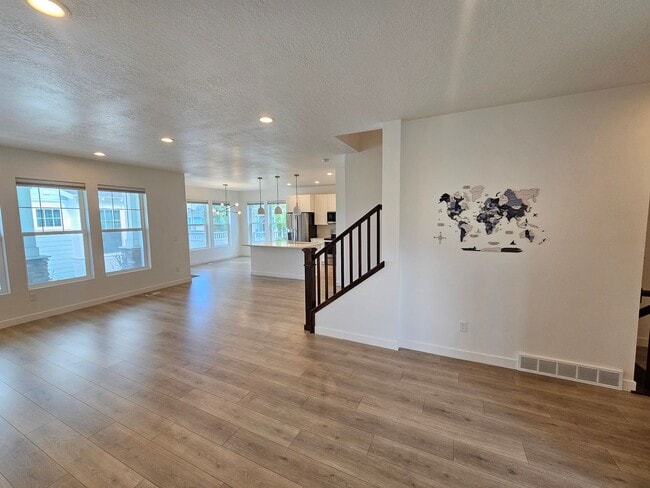 Building Photo - Amazing 4 Bed, 3.5 Daybreak Home with Office