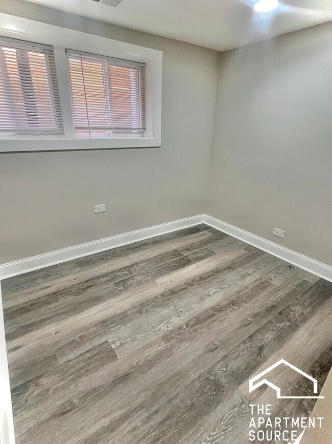 Building Photo - 2937 N Fairfield Ave