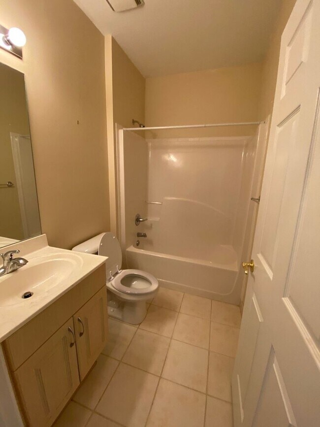 Building Photo - Expansive Home in the Desirable "The Hammo...