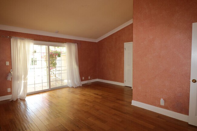 Building Photo - Beautiful West Hills Pool Home For Lease!