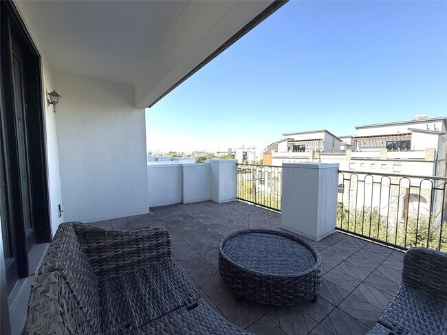 Building Photo - 705 Delano St