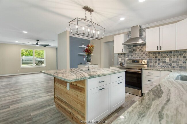 Building Photo - 904 Westview Cir