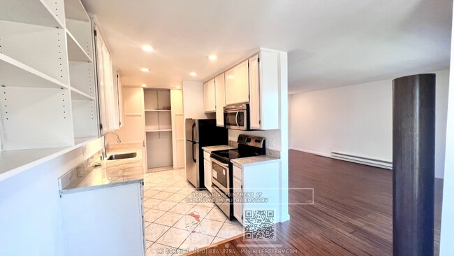 Building Photo - Beautiful large 1 bedroom with Hardwood la...