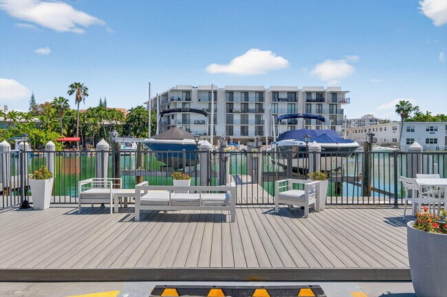 Building Photo - 8125 Crespi Blvd