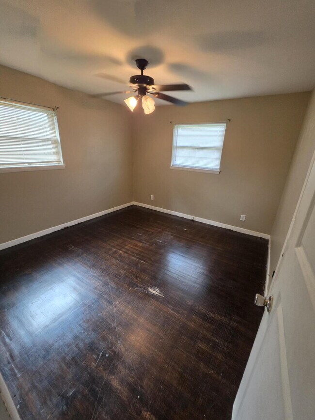 Building Photo - Recently Renovated - 3 Bedroom 2 Bath Home!