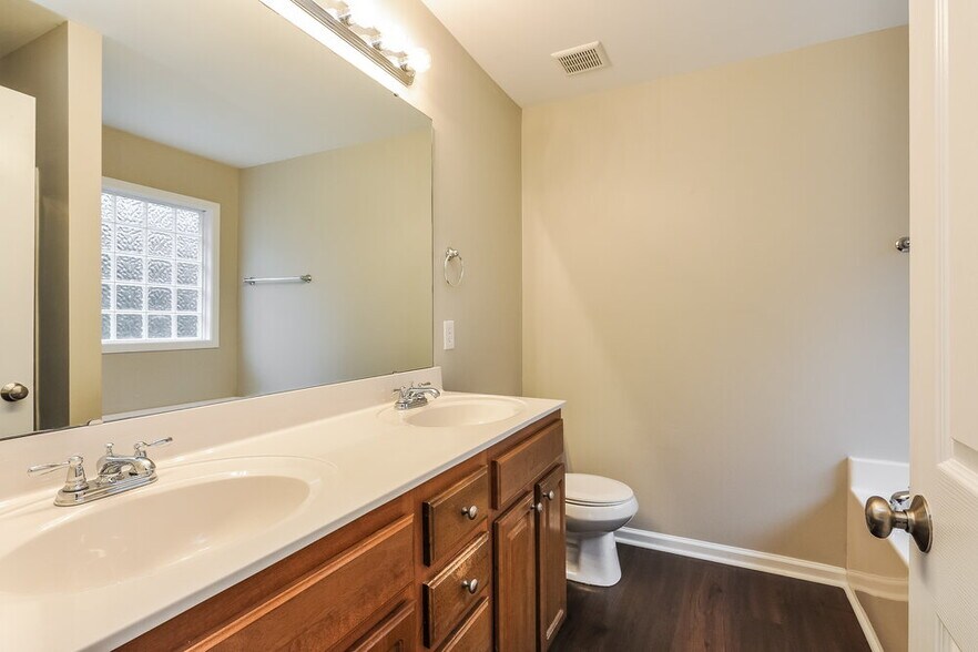 Building Photo - 4049 Laurel Glen Dr
