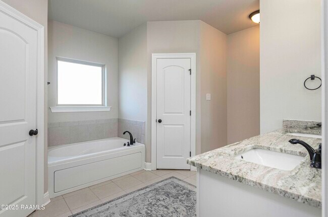 Building Photo - 135 Maddox Jude Dr