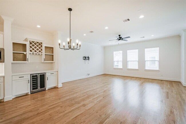 Building Photo - 918 W 25th St