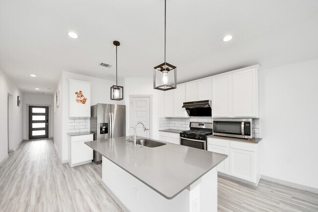 Building Photo - 7007 Fleetwood Crescent Wy