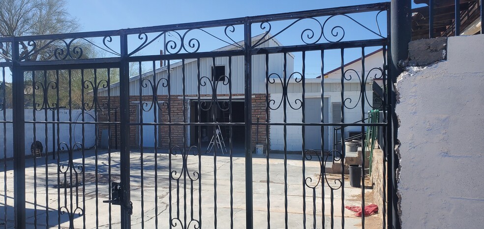 Garage and workshop - 1040 N Lyons Ave