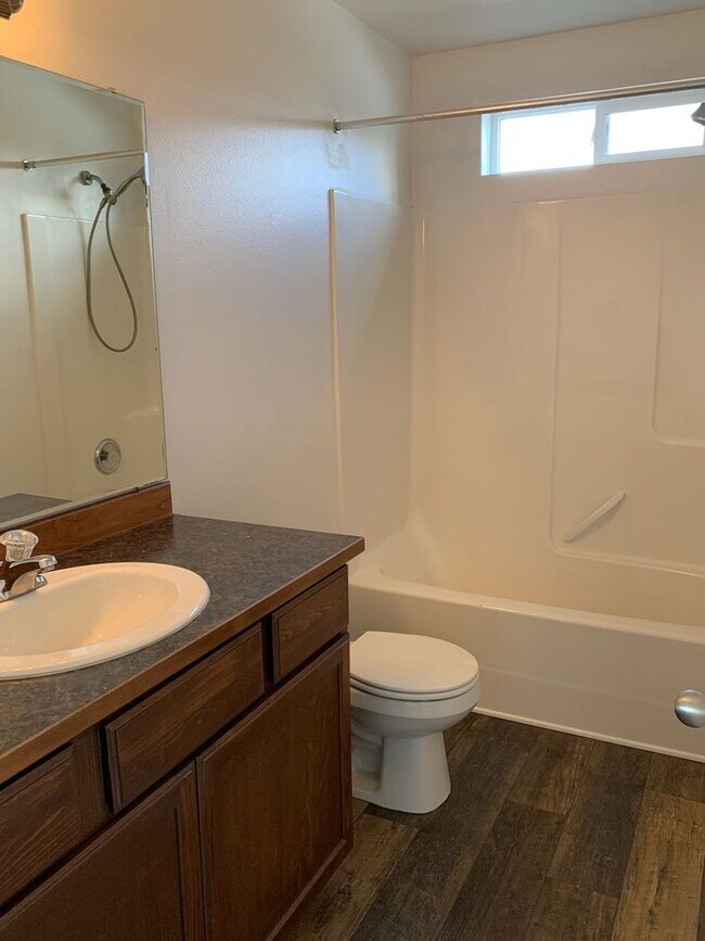 Building Photo - Beautiful 3 bedroom 2 bath home in Post Falls.