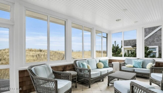 Building Photo - 985 East Ave