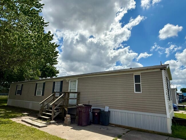 Building Photo - 3913 Carlyss Dr