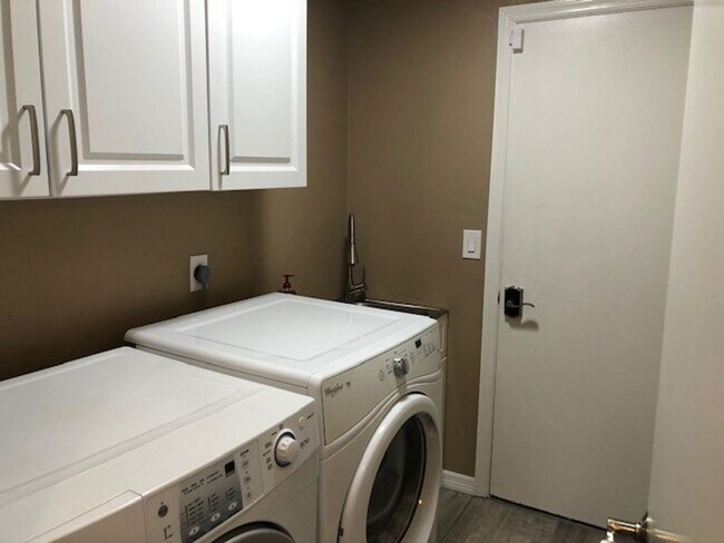 Building Photo - Beautifully Renovated Home in The Reserve!