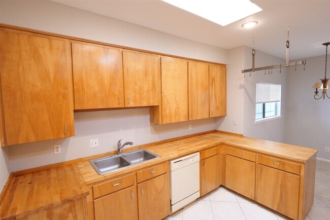 Building Photo - 9526 Val Verde St