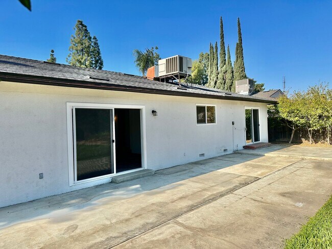 Building Photo - Clovis 3/2 with Large Lot