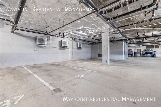 Building Photo - 880 W River St