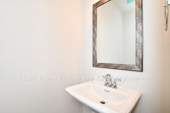 Building Photo - 27 English Ct