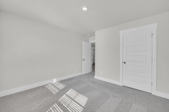 Building Photo - 121 S Grassland Rd