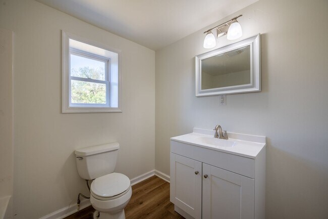 Building Photo - Updated 2 bedroom 1 bath in Fairlawn VA