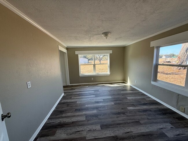 Building Photo - Charming 3 bedroom 1 bath country home located on 1.16 acres