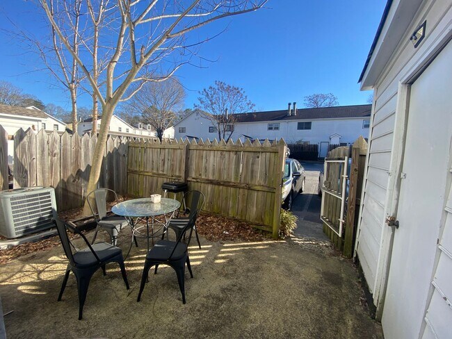 Building Photo - 2 Bed 2.5 Bath Condo
