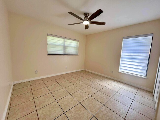 Building Photo - 328 W Sugarland Cir