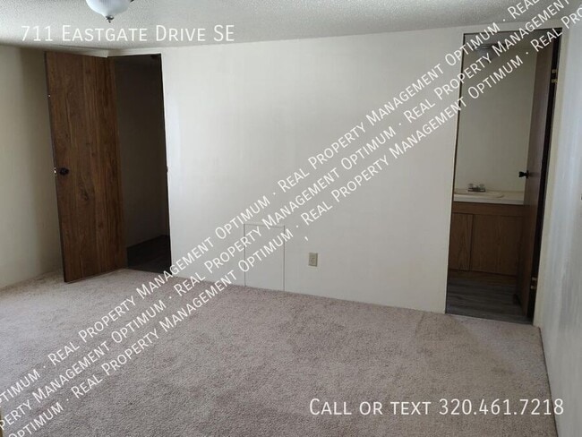 Building Photo - 711 Eastgate Dr SE