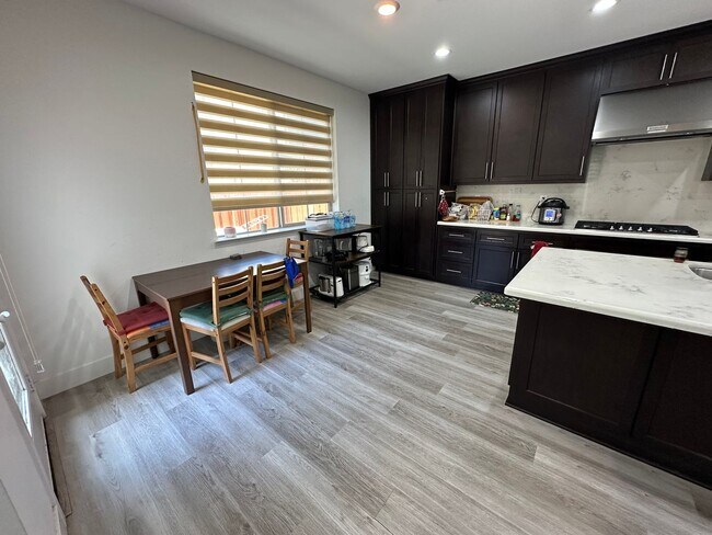 Building Photo - Beautiful 3 Bedroom, 2.5 Bath Mountain House Home.
