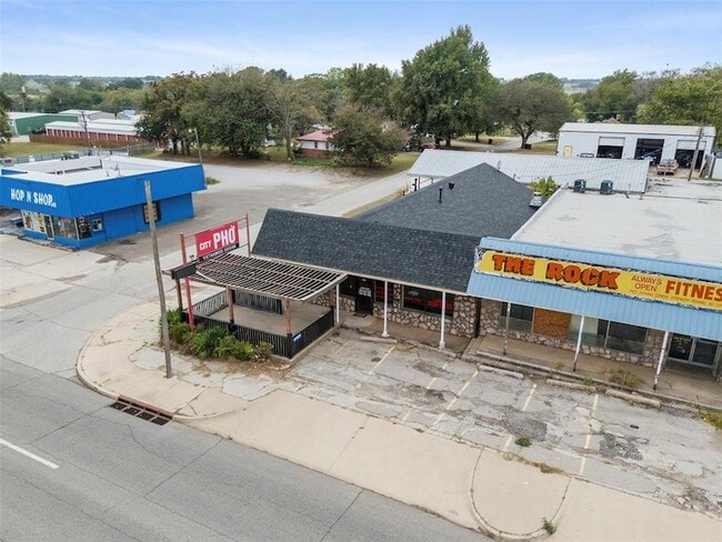 Building Photo - 327 S Green Ave