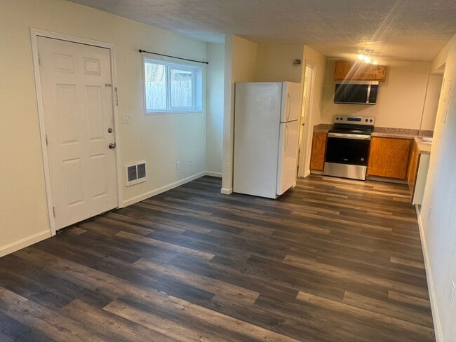 Building Photo - Studio apartment with a large garage in Eugene!