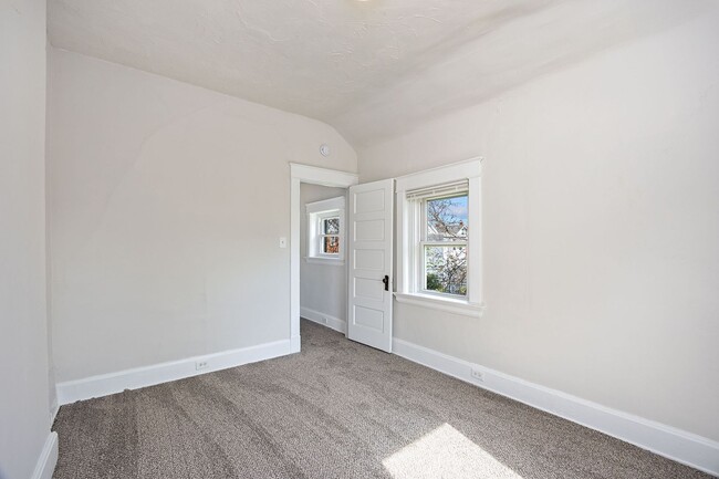 Building Photo - Evanston- Charming 3 bedroom 1 Bath