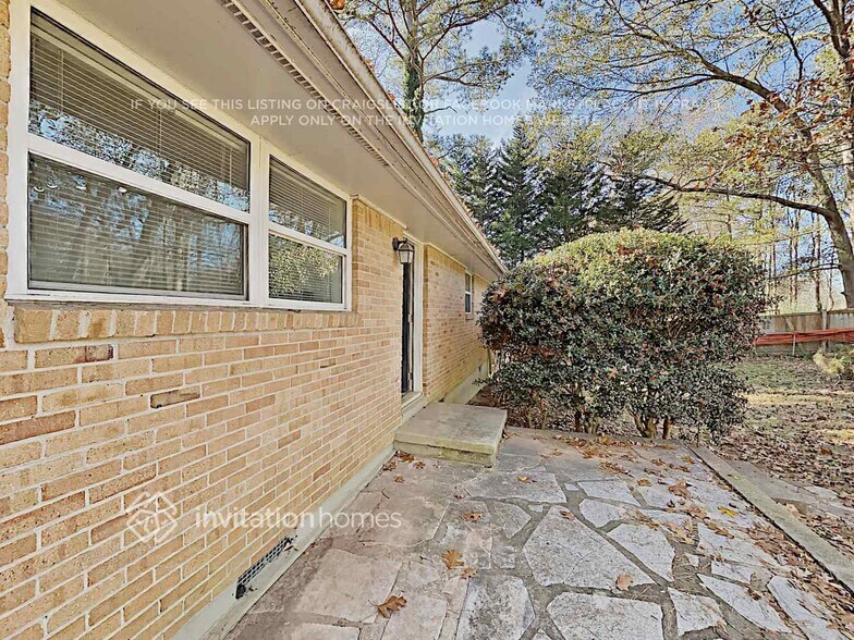 Building Photo - 227 Evergreen Dr SE