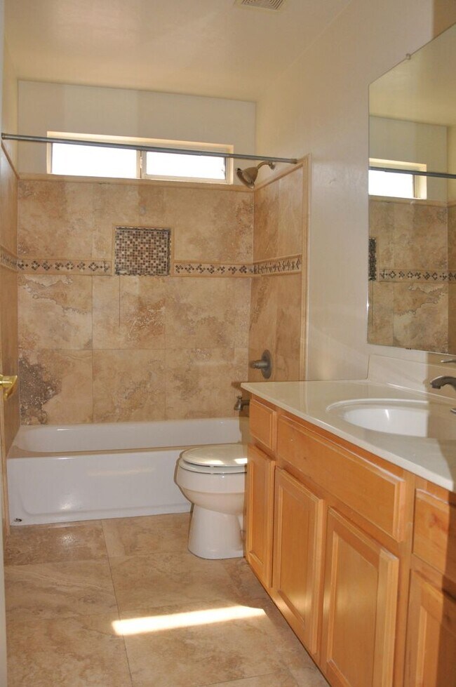Building Photo - Beautiful gated Mesa Home!