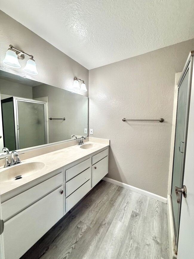 Building Photo - Beautiful 3 bedroom, 3 bath condo in Grand...