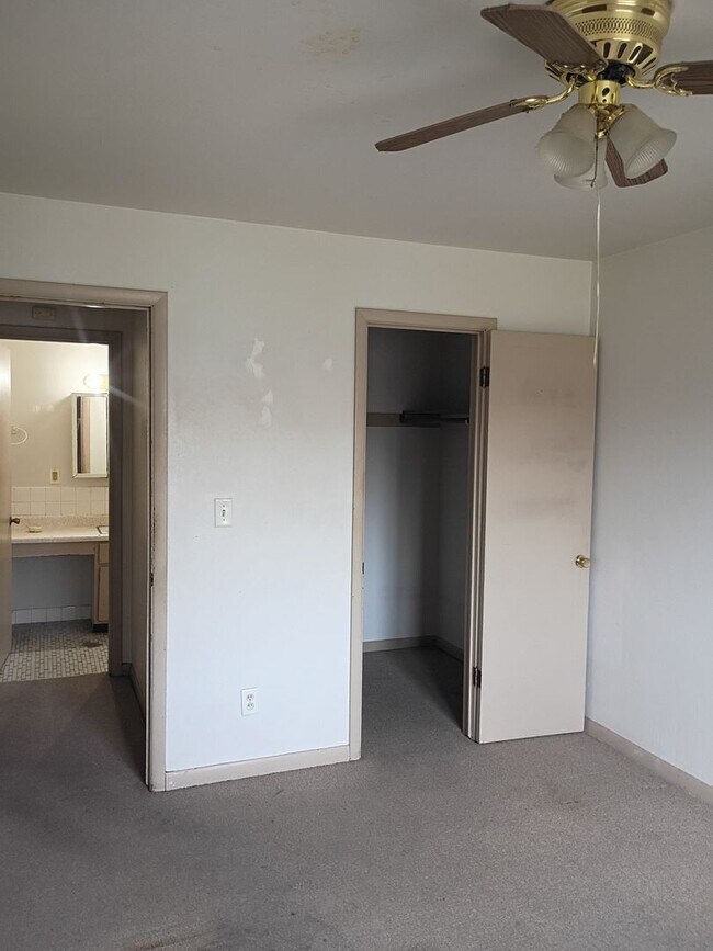 Building Photo - Just Listed  2 bed 1 bath in Kenosha!