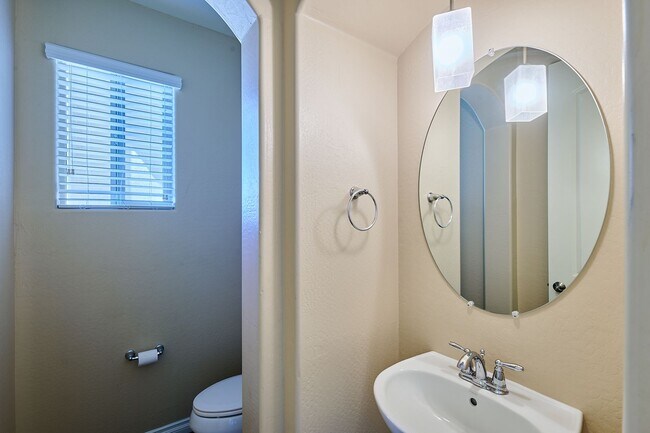 Building Photo - Lynx