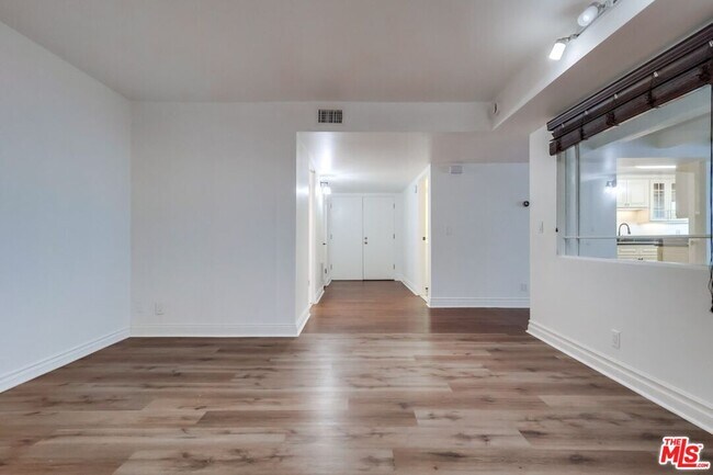 Building Photo - 435 N Oakhurst Dr